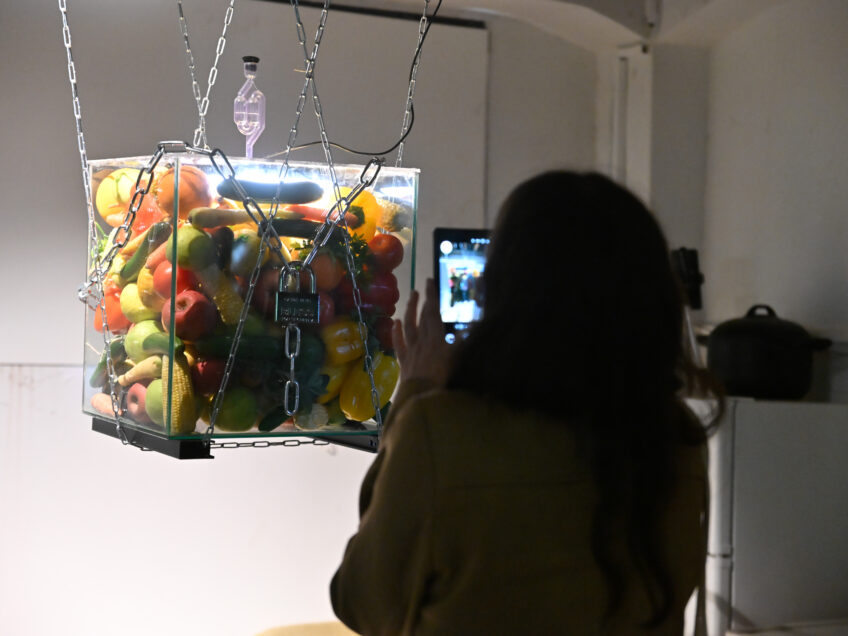 "מה הטעם?" תערוכה חדשה בעקבות ספר התענוגות של עמוס קינן – בבית העם בנהלל