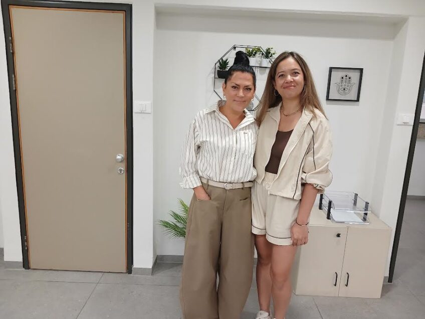 אנה וינמן ושרה אהרון חג'ג' מהמכללה הטכנולוגית נוף הגליל, פותחות דלת להצלחה. צילום: דוברות המכללה