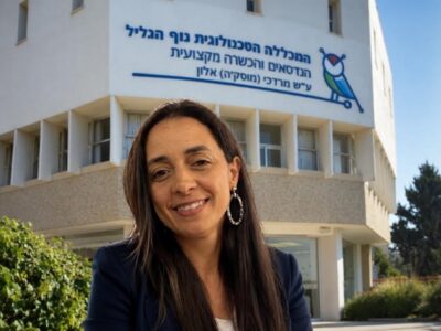 משפחה שיש לה מכללה: מרים בסול מריינה לומדת עם בתה המוכשרת מיאר בקורס ניהול מערכות מידע במכללה הטכנולוגית נוף הגליל, הבן–האח אדהם יחל בלימודי הנדסת מכטרוניקה בסמסטר הקרוב, והאבא רביע בוגר מגמות הנדסת מכטרוניקה וחשמל במכללה הטכנולוגית נוף הגליל. צילום: באדיבות המשפחה