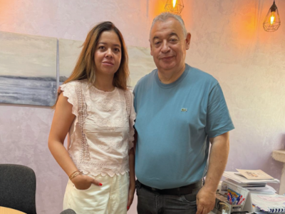 התרגשות בביה"ס אורט ע"ש משה שרת בנוף הגליל. התלמידה שרה אהרון, בוגרת ביה"ס לפני שני עשורים הגיעה כפרויקטורית המכללה הטכנולוגית נוף הגליל, כדי להזמין את תלמידי בית הספר להצטרף לנוף TECH, האקדמיה לנוער, שתתקיים בקיץ במכללה. ההתרגשות גברה כאשר מנהל בית הספר שמואל ליידרמן, מי שהיה המורה של שרה לפיזיקה, ליווה אותה לכיתות.