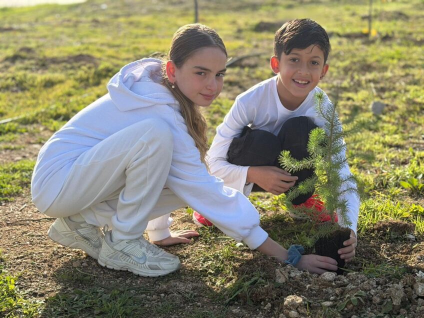 תלמידי שכבת ד׳ מבית ספר ״רמון״ נטעו עצים במגדל העמק לכבוד ט״ו בשבט