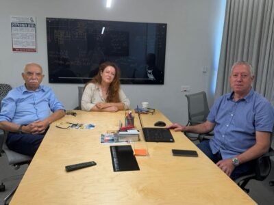 דיקנט הסטודנטים, במכללה הטכנולוגית נוף הגליל, סיגל גופר, ראש מגמת הנדסת מכשור רפואי ד"ר איסחק אליאס, בישיבה עם גדעון המאירי יועץ בכיר במה"ט ללימודי הנדסת מכשור רפואי בישיבת עבודה, סיעור מוחין והתפעלות מהישגי הסטודנטים במגמה.