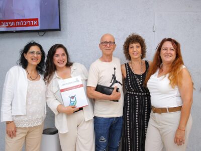 ליאת אוחיון והוריה שאול ויואלה התרגשו בטקס הענקת הדיפלומה במכללה הטכנולוגית נוף הגליל והודו בלבביות למנכ"לית המכללה, מרב ששון אמויאל ולדיקנט, סיגל גופר, על כל העשייה בדרך להצלחה. צילום: דוברות המכללה