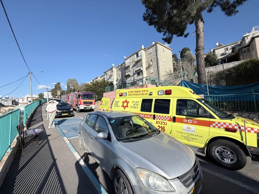 ניידות מד״א וכיבוי סמוך לבית בו פרצה השריפה לפני זמן קצר. צילום: דוברות כב״ה