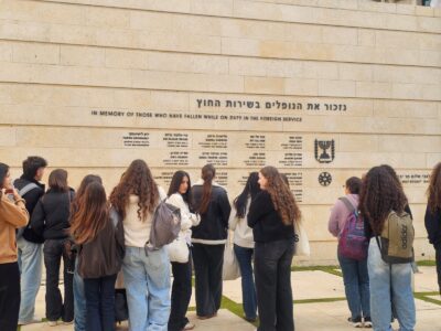 הדור הבא של הדיפלומטיה הישראלית צומח בעמק: תלמידי ויצו ניר העמק בביקור מקצועי במשרד החוץ