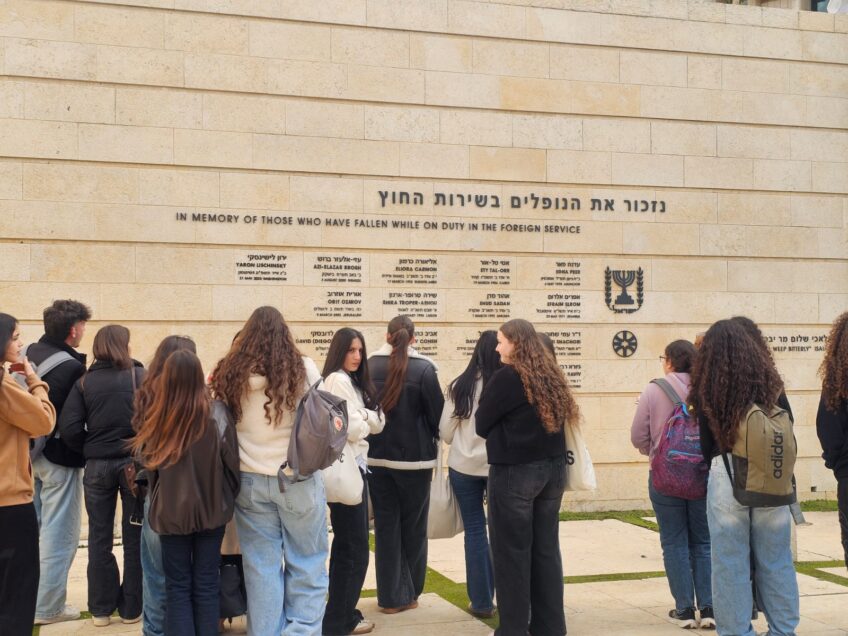 הדור הבא של הדיפלומטיה הישראלית צומח בעמק: תלמידי ויצו ניר העמק בביקור מקצועי במשרד החוץ