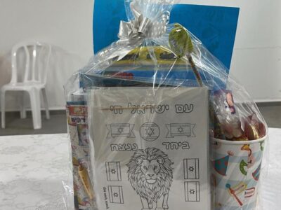 עיריית מגדל העמק חילקה ערכות הפוגה במקלטים לקראת פורים ועל רקע המצב הביטחוני 