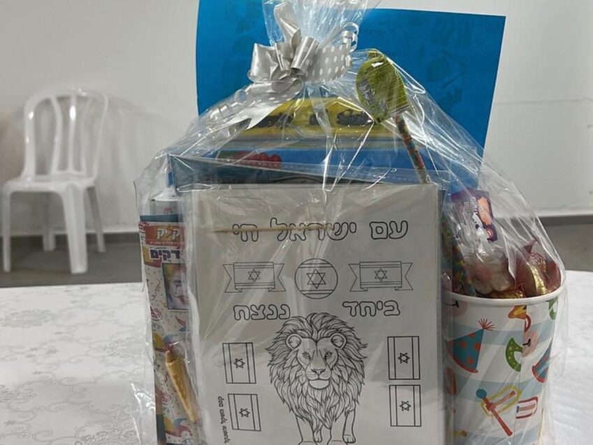 עיריית מגדל העמק חילקה ערכות הפוגה במקלטים לקראת פורים ועל רקע המצב הביטחוני 