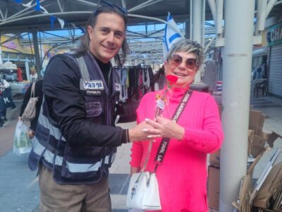 נוף הגליל: העירייה חילקה 1000 פרחים לנשים לכבוד יום האישה הבינלאומי