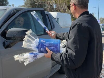 מגדל העמק: אגף צעירים ונוער חילק דגלי ישראל לתושבים