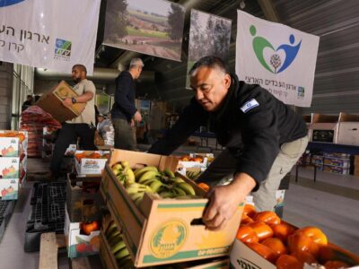 גם תחת אזעקות: עובדי קק"ל חילקו מאות סלי מזון למשפחות נזקקות