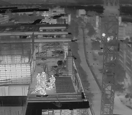 צפו בתיעוד מהרחפן: 10 תושבי שטחים נעצרו על גג מבנה תעשייתי באזור