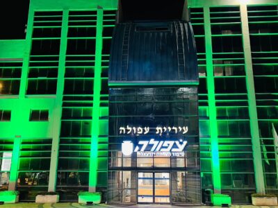 עפולה מצדיעה לכם: לרגל יום ההוקרה למשרתי המילואים – בניין העירייה הואר בירוק