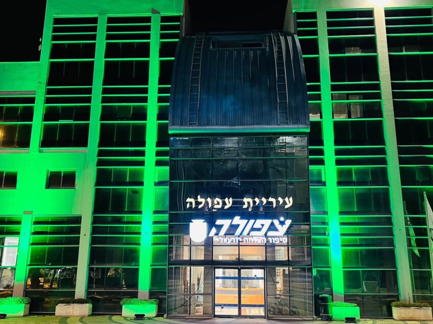 עפולה מצדיעה לכם: לרגל יום ההוקרה למשרתי המילואים – בניין העירייה הואר בירוק