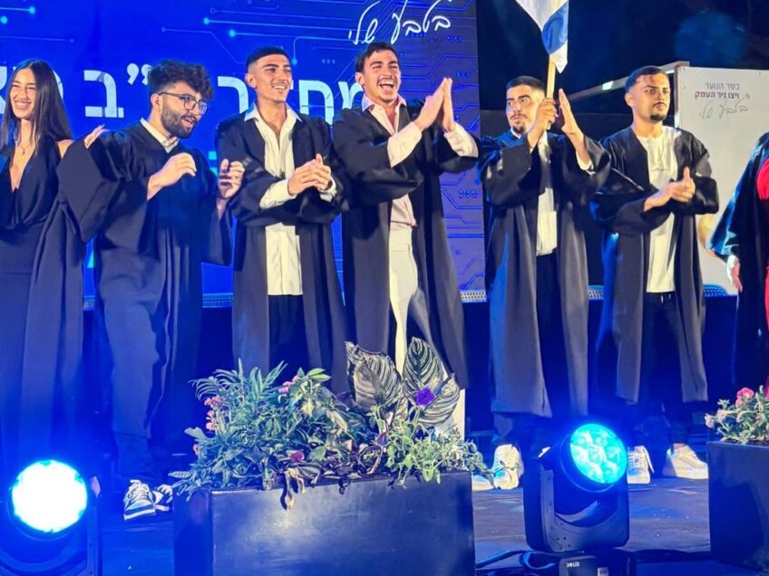 אינטליגנציה אנושית, ערכים וגלימות: מחזור ס"ב של ויצו ניר העמק נפרד מהכפר במסיבת סיום מרגשת