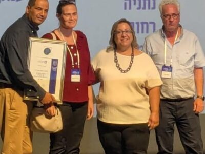 אות הוקרה לעיריית נוף הגליל על תפקוד אגף הרווחה בזמן המלחמה