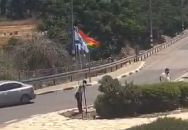 תועד במצלמות: הושחתו דגלי הגאווה במועצה האזורית מגידו – תלונה הוגשה במשטרה
