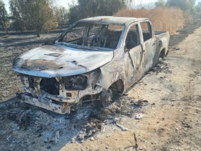 מכיווני החקירה: סיגריה שהושלכה גרמה לשריפה שהחריבה כ-100 כלי רכב סמוך לבית שאן