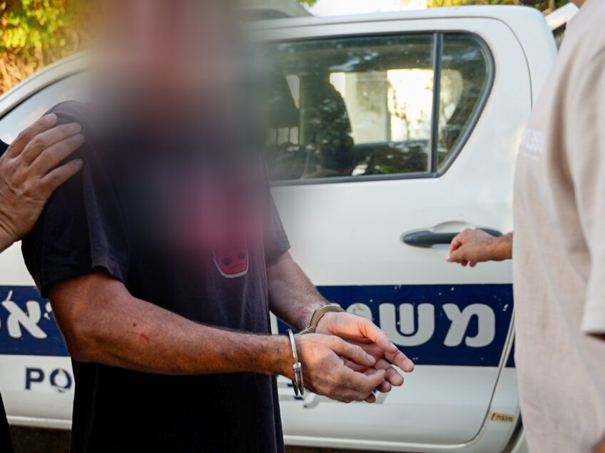 מטריד: בן 46 מהצפון נעצר בחשד שהטריד 10 קטינות בקבוצת 'סקווישי בוואטס אפ