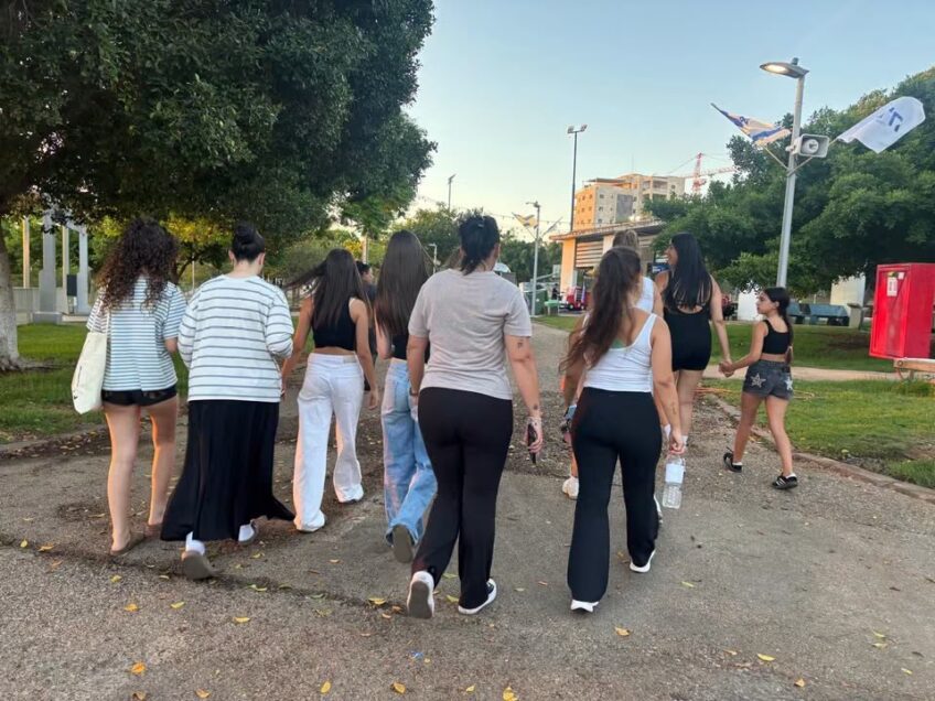 קהילה בצעדים מדודים: תכירו את יוזמת ההליכה של 'שחקים' שמקרבת בין אמהות בעפולה