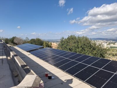 בוסט של אנרגיה מתחדשת: חשבון החשמל של בניין עיריית נוף הגליל צנח מ – 35,000 ל- 4,000 שקלים בלבד