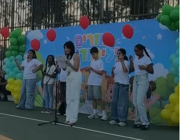התפללו לשובה: תלמידי קמפוס שיא במגדל העמק הפריחו בלונים אדומים למציאתה של היימנוט קסאו