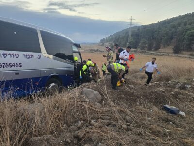 גלבוע: שני פצועים בתאונה בין משאית לאוטובוס