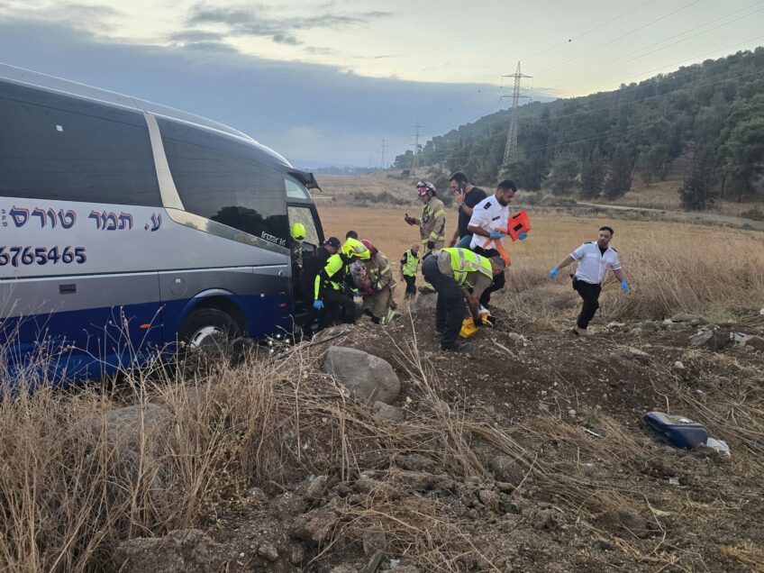 גלבוע: שני פצועים בתאונה בין משאית לאוטובוס