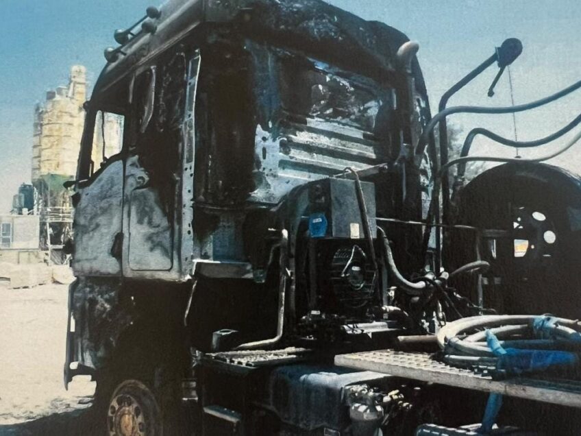 צפו בתיעוד: מילא ג'ריקנים בדלק והצית מערבל בטון בשווי 700 אלף ש"ח בבית שאן