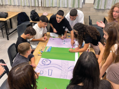 הרבה מעבר ליחסים בינלאומיים: תלמידי ויצו ניר העמק לומדים דיפלומטיה כארגז כלים לחיים
