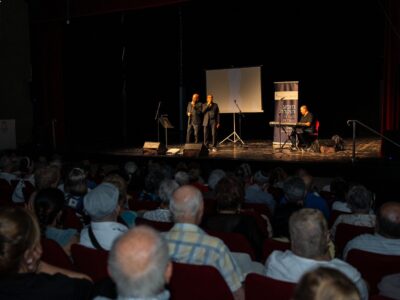 מגדל העמק: מאות שורדי שואה נהנו ממופע של "צמד רעים" ביוזמת ועידת התביעות והעירייה