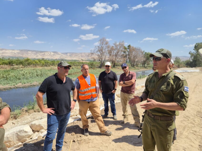"הגנה וביטחון טובים יותר בגזרה": מפקד האוגדה וראש המועצה סיירו בשטח עבודות ההגנה על מצוקי החוואר שבירדן הדרומי