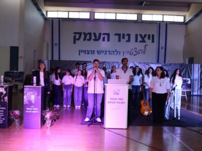 זוכרים. כואבים. מחבקים: טקס זכרון לציון ה-7 באוקטובר בויצו ניר העמק